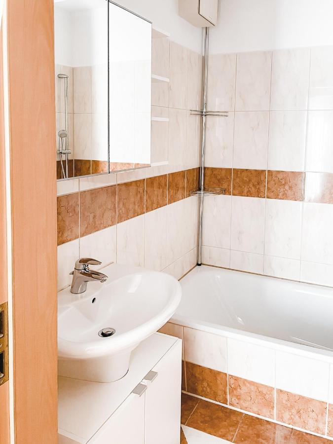 Schoene Wohnung, Eigene Terrasse, Privater Parkplatz, Wi-Fi, Waschmaschine, 3P 켐니츠 외부 사진